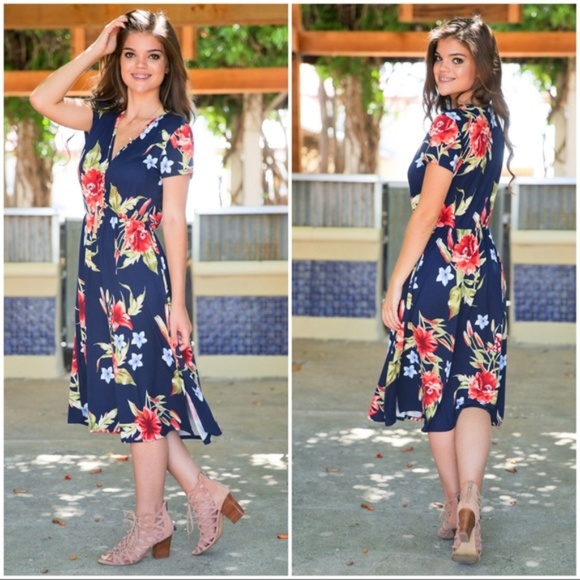 Infinity Raine Dresses & Skirts - ⭐️Navy Floral Surplice Short Sleeve Dress